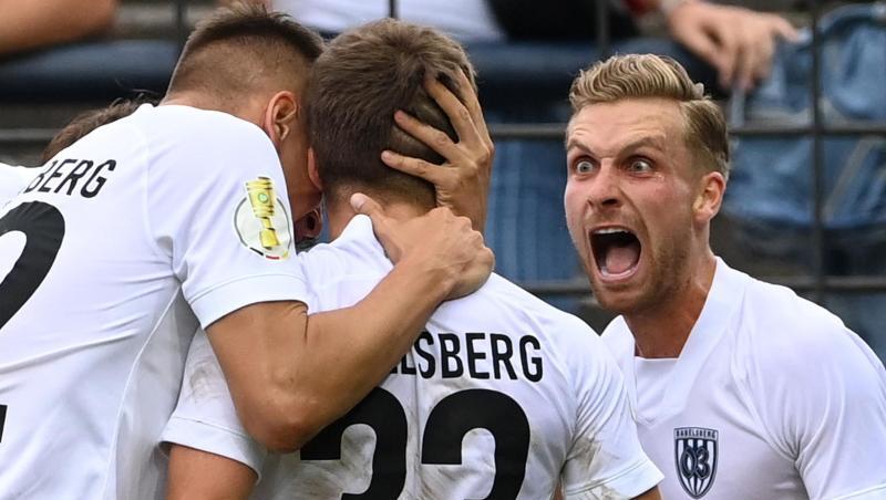 Tino Schmidt (r) von Babelsberg und seine Mitspieler bejubeln den Ausgleichstreffer zum 1:1.