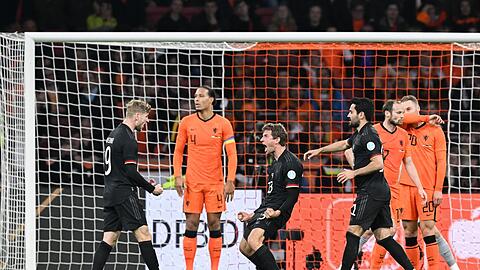 Thomas Müller (M) jubelt zusammen mit seinen Teamkollegen nach seinem Treffer zum 1:0 gegen die Niederländer.