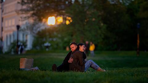 Stepan und Anastasia umarmen sich bei Sonnenuntergang in einem Kiewer Park.