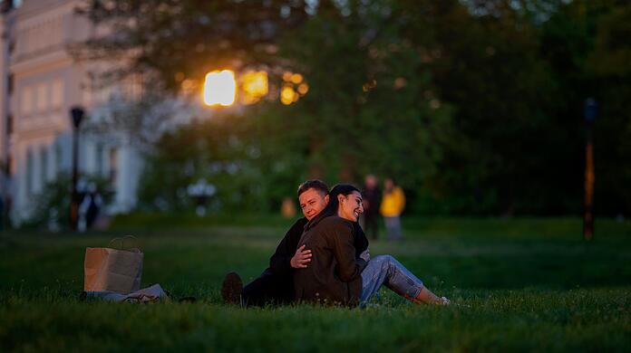 Stepan und Anastasia umarmen sich bei Sonnenuntergang in einem Kiewer Park.