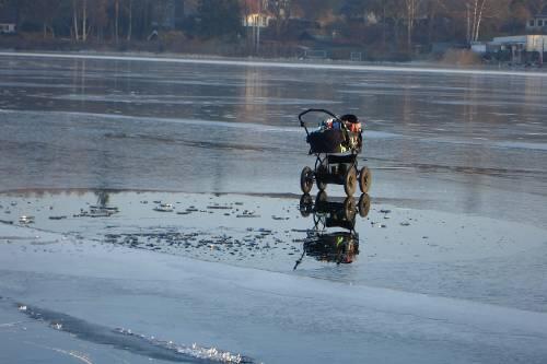 Der Kinderwagen versank ebenso im eiskalten Wasser.