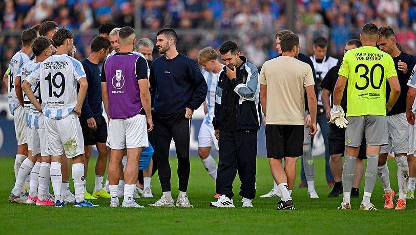 1860-Trainer Alper Kayabunar (Mitte) zeigt sich nach dem Abpfiff nachdenklich. Mit etwas Glück hätten seine Löwen den Zweitligisten sogar schlagen können. 1860-Trainer Alper Kayabunar (Mitte) zeigt sich nach dem Abpfiff nachdenklich. Mit etwas Glück hätten seine Löwen den Zweitligisten sogar schlagen können.