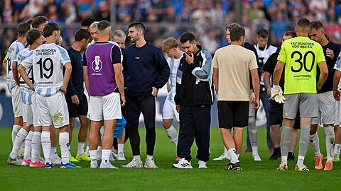 1860-Trainer Alper Kayabunar (Mitte) zeigt sich nach dem Abpfiff nachdenklich. Mit etwas Gl&uuml;ck h&auml;tten seine L&ouml;wen den Zweitligisten sogar schlagen k&ouml;nnen.