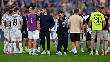 1860-Trainer Alper Kayabunar (Mitte) zeigt sich nach dem Abpfiff nachdenklich. Mit etwas Gl&uuml;ck h&auml;tten seine L&ouml;wen den Zweitligisten sogar schlagen k&ouml;nnen.
