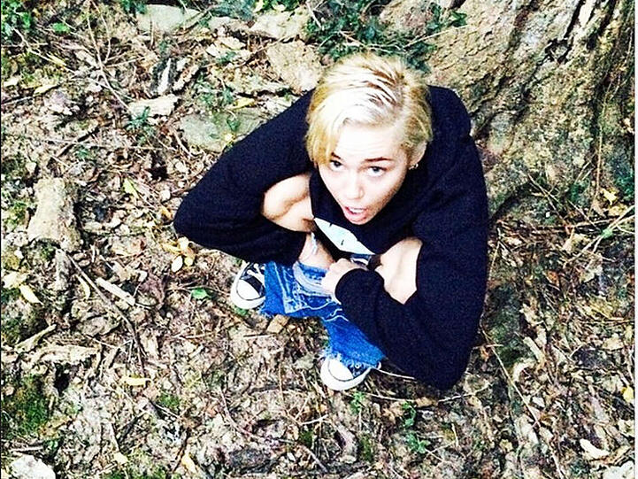 Wenn die Natur ruft: Miley Cyrus mit heruntergelassener Hose im Wald