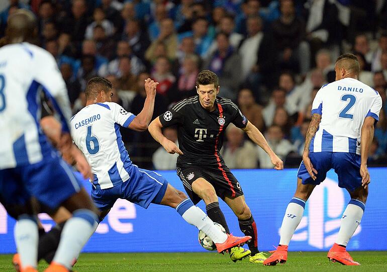 ROBERT LEWANDOWSKI - NOTE 4 - Der Liga-Torjäger der Stunde mit seiner ersten Chance auf europäischem Boden: Nickte einen Kopfball drüber (9.), tat sich schwer gegen die bulligen Abwehr-Brocken Portos. Forderte einen Elfmeter (45.).