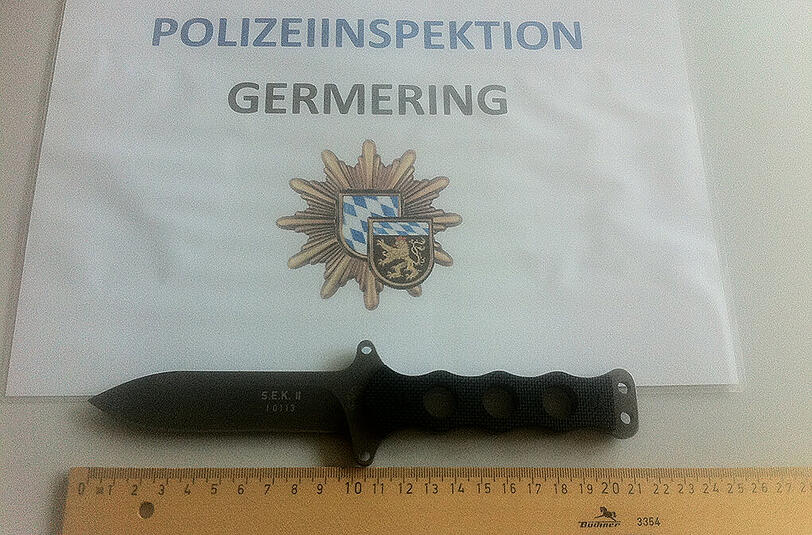 Der 20-Jährige rammte sich das Messer in den Oberschenkel - er wollte eigentlich seiner Freundin imponieren.