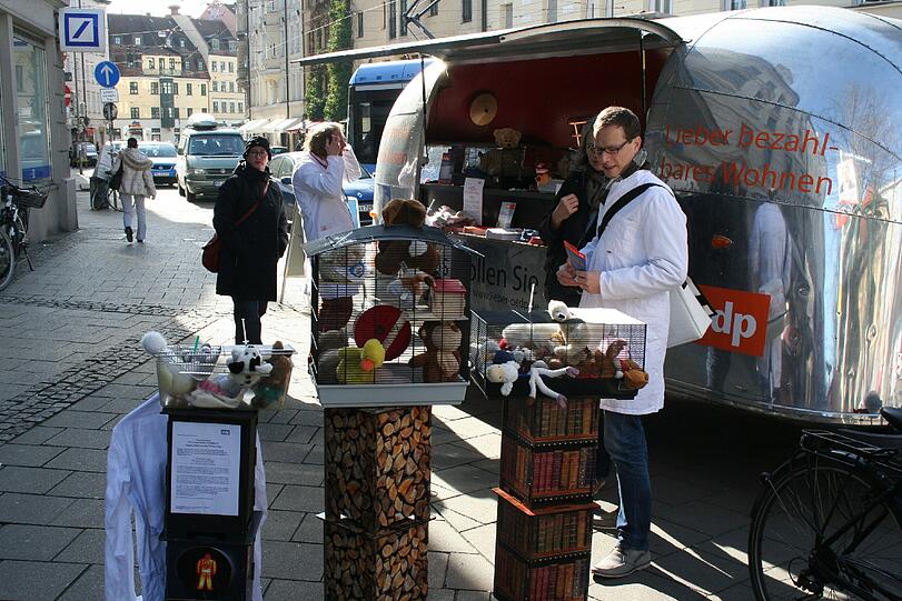 Immer wieder wird in München gegen Tierversuche demonstriert, so wie hier ÖDP-Mitglieder am Max-Weber-Platz.