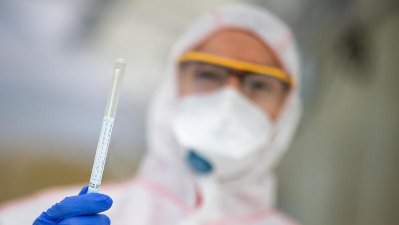 Ein Mitarbeiter hält in einem Abstrichzentrum einen Coronatest-Abstrich in der Hand. Foto: Sebastian Gollnow/dpa/Symbolbild Ein Mitarbeiter hält in einem Abstrichzentrum einen Coronatest-Abstrich in der Hand. Foto: Sebastian Gollnow/dpa/Symbolbild