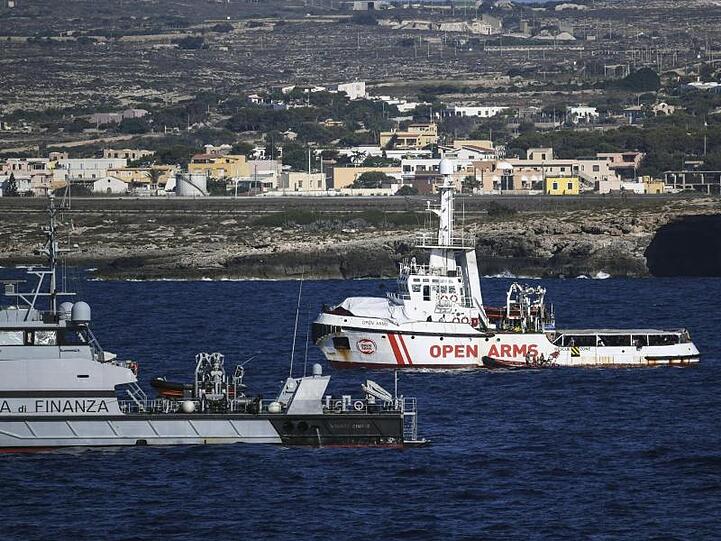Ein Schiff der italienischen Guardia di Finanza neben dem Rettungsschiff "Open Arms" vor der Küste Lampedusas.