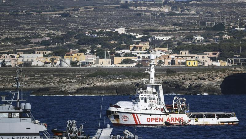 Ein Schiff der italienischen Guardia di Finanza neben dem Rettungsschiff "Open Arms" vor der Küste Lampedusas. Ein Schiff der italienischen Guardia di Finanza neben dem Rettungsschiff "Open Arms" vor der Küste Lampedusas.