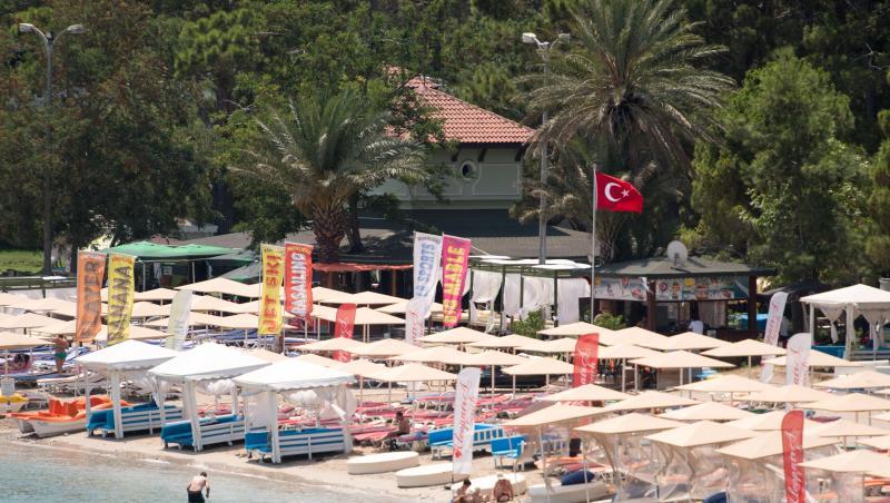 Touristen an einem Strand im türkischen Badeort Kemer. Aus der Bundesregierung gibt es positive Signale für einen Sommerurlaub in der Türkei. Touristen an einem Strand im türkischen Badeort Kemer. Aus der Bundesregierung gibt es positive Signale für einen Sommerurlaub in der Türkei.