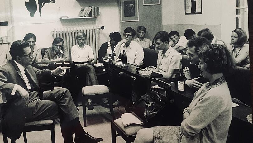 Hans-Jochen Vogel stattet dem Volkshochschulkurs "Politik der Woche" im Jahr 1968 einen Gastbesuch ab. Hans-Jochen Vogel stattet dem Volkshochschulkurs "Politik der Woche" im Jahr 1968 einen Gastbesuch ab.