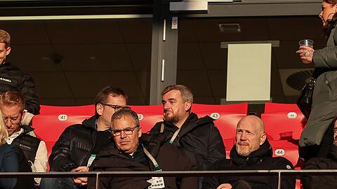 Auf der Tribüne freuen sich Andreas Rettig (vorne l) und Matthias Sammer (vorne r) mit.