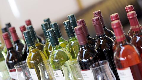 Der Konsum von Wein ist weltweit seit längerem rückläufig, aber es wird oft teurerer Wein getrunken als früher (Archivbild).
