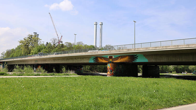In der Nähe der Brudermühlbrücke versuchte ein Hundehalter im vergangenen August einen Spaziergänger an der Isar mit dem Kopf unter Wasser zu drücken.