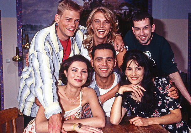 Nicole Belstler-Boettcher (hinten, Mitte) und ihre Kollegen der Vorabendserie "Marienhof". Nicole Belstler-Boettcher (hinten, Mitte) und ihre Kollegen der Vorabendserie "Marienhof".