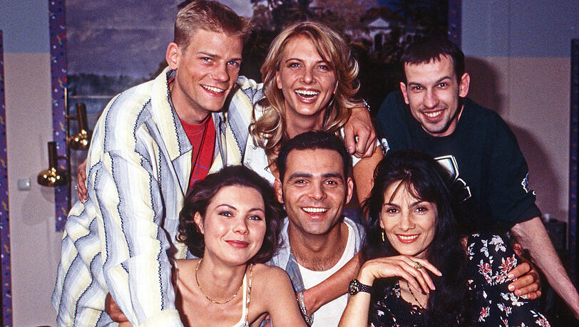 Nicole Belstler-Boettcher (hinten, Mitte) und ihre Kollegen der Vorabendserie "Marienhof".