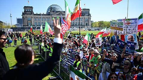 Pahlavis Unterst&uuml;tzer demonstrierten am Bundestag.