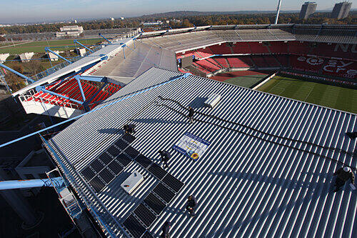 Die einzelnen Elemente der neuen Solar-Anlage werden jetzt auf dem Dach der Haupttribüne installiert: Noch bis Dezember laufen die Arbeiten, die den Energieverbrauch des Nürnberger easyCredit-Stadions auf ein umweltfreundliches Niveau bringt.