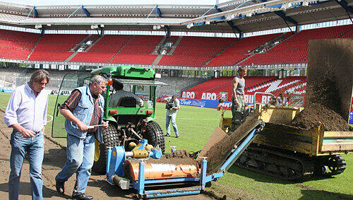 Auch wenn der Rasen im Stadion komplett neu verlegt wird, ist Greenkeeper Thomas Müller (ganz links) dabei. Auch wenn der Rasen im Stadion komplett neu verlegt wird, ist Greenkeeper Thomas Müller (ganz links) dabei.