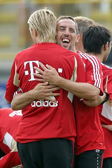 Ribéry ist wieder dabei, Lahm und Heynckes schreiben Autogramme, Neuer hechtet nach dem Ball: Bilder aus dem Trainingslager der Bayern am Gardasee