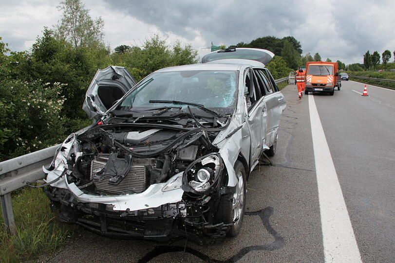 Regennaße Fahrbahn wird einem Mercedesfahrer auf der A94 zum Verhängnis: Beim Überholen eines Lasters verliert er die Kontrolle über sein Auto und schrammt auf einer Länge von cira zehn Metern die Leitplanke entlang. Er wird leicht verletzt, sein Wagen jedoch ist ein Totalschaden.