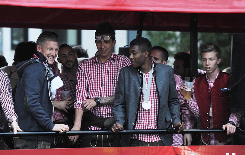 Die Bayern-Stars auf dem Weg zum Rathaus. So feiern die Stars bereits auf dem Weg vom Stadion in die Innenstadt. Die Bilder vom Fan-Truck.