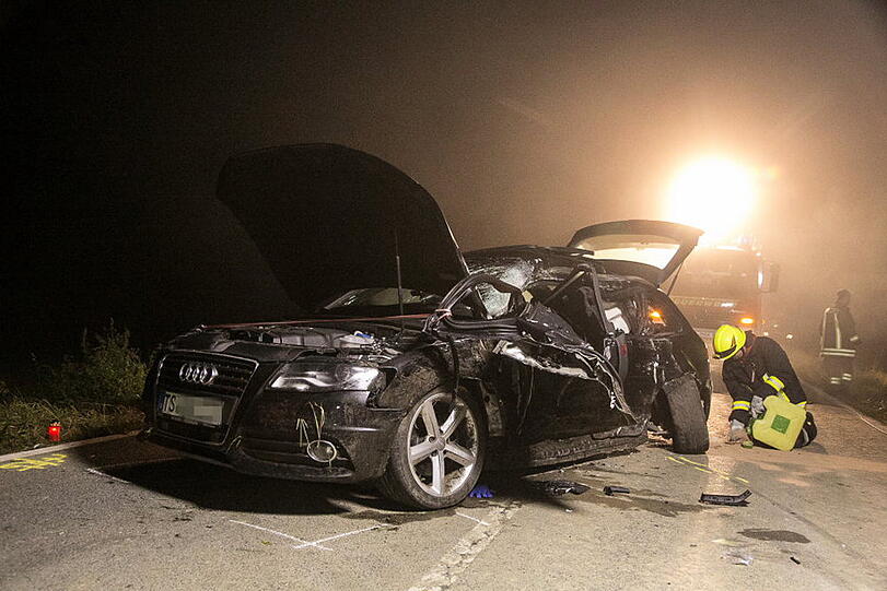 Bilder vom tragischen Unfall auf der Staatsstraße 2093 bei Offling/Altenmarkt.