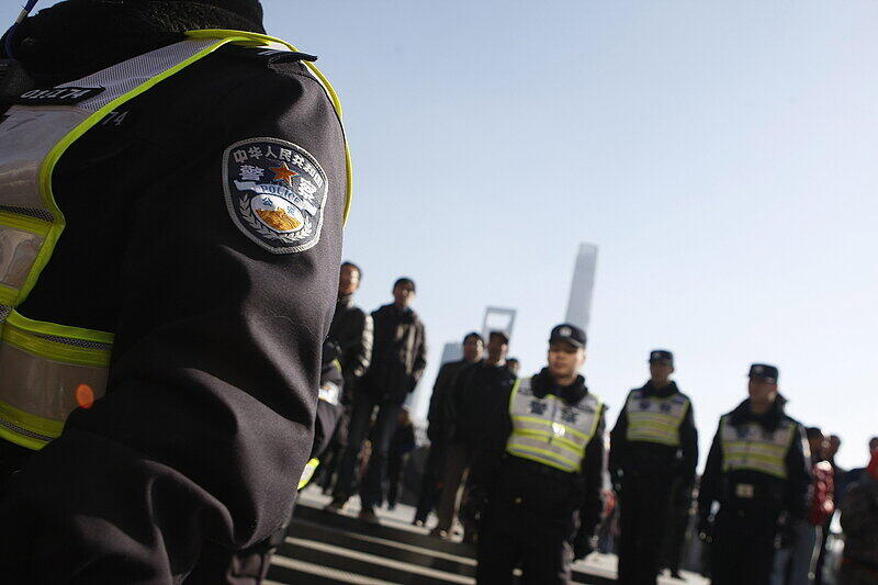 Einen Tag nach dem Unglück kontrolliert die Polizei das Gelände der Unglücksstelle.