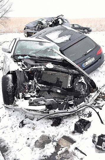 Bilder vom Verkehrsunfall in Dorfen, bei dem ein Autofahrer ums Leben kam. Nach einem Zusammenstoß mit einem Lkw starb der Mann noch am Unfallort.