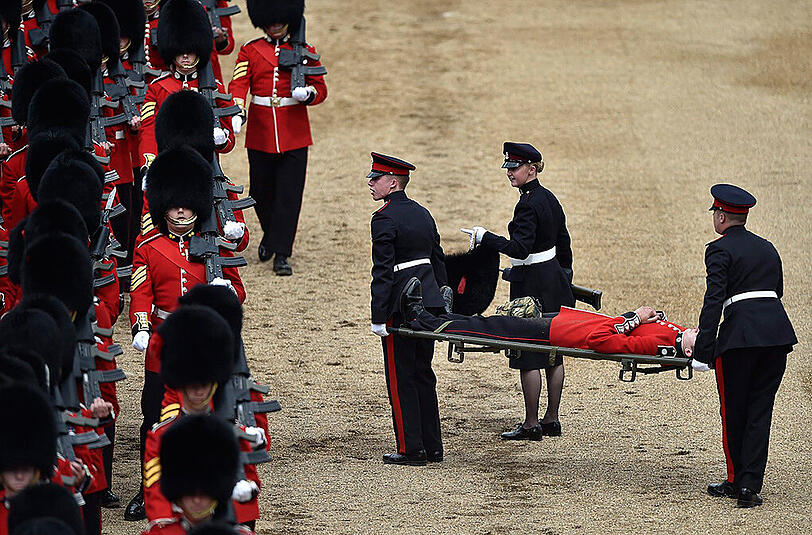 Mit einer farbenprächtigen Militärparade im Herzen Londons feiert Großbritannien den 90. Geburtstag von Königin Elizabeth II. Eine der Wachen verließen dabei die Kräfte - er kollabierte. Die Bilder...