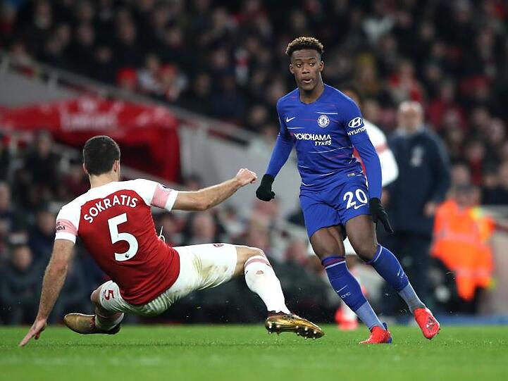 Arsenals Sokratis Papastathopoulos (l.) gegen Chelseas Callum Hudson-Odoi.