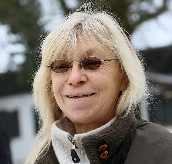 Ursula Bohm ist die Chefin und gute Seele vom Tierhospiz "Hof Elise". Sie gibt dem alten Polizeipferd ein neues Zuhause - bis zum Tod.
