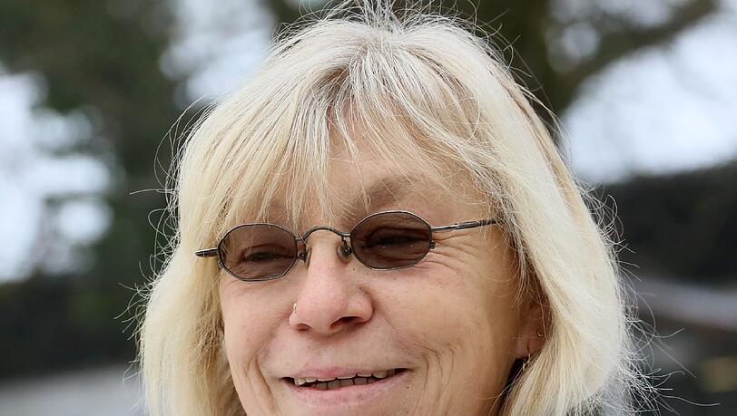 Ursula Bohm ist die Chefin und gute Seele vom Tierhospiz "Hof Elise". Sie gibt dem alten Polizeipferd ein neues Zuhause - bis zum Tod. Ursula Bohm ist die Chefin und gute Seele vom Tierhospiz "Hof Elise". Sie gibt dem alten Polizeipferd ein neues Zuhause - bis zum Tod.