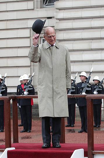 Sein letzter offizieller Auftritt, bevor er in die wohlverdiente royale Rente ging: Prinz Philip, der Duke of Edinburgh, begrüßte bei einer Parade der Marineoffiziere zum letzten Mal die Menge. Am 3. August 2017 ging er nach 22.219 Solo-Auftritten in Rente. Im selben Jahr feierte er mit Queen Elizabeth 70. Hochzeitstag.