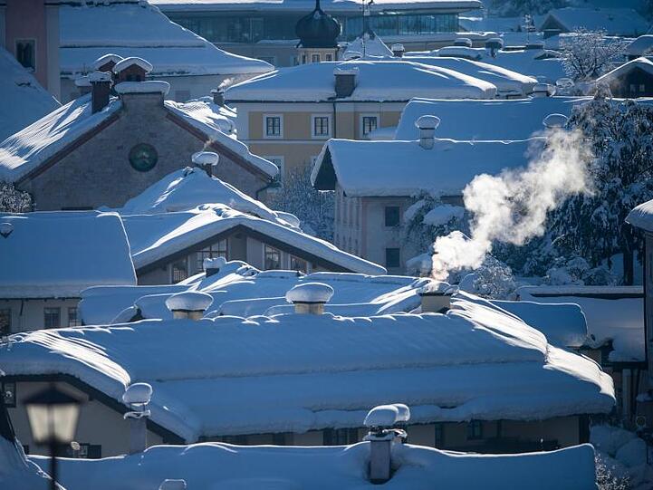 Die heftigen Schneefälle der vergangenen Tage halten in Südbayern weiter die Einsatzkräfte in Atem und neuer Schnee ist bereits im Anmarsch.