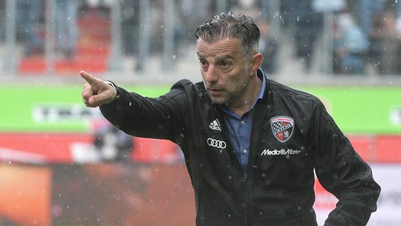 Trainer Thomas Oral (Ingolstadt) steht im Regen und gestikuliert. Foto: Stefan Puchner/Archivbild Trainer Thomas Oral (Ingolstadt) steht im Regen und gestikuliert. Foto: Stefan Puchner/Archivbild