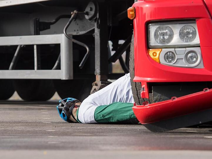 Das wäre im Ernstfall wahrscheinlich tödlich gewesen: Ein Lastwagen überfährt bei einem Crash-Test einen Radfahrer-Dummy.