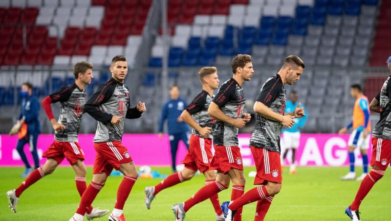 Thomas Müller (l-r), Lucas Hernandez, Joshua Kimmich, Leon Goretzka, Niklas Süle und Jerome Boateng wärmen sich vor einem Spiel auf.