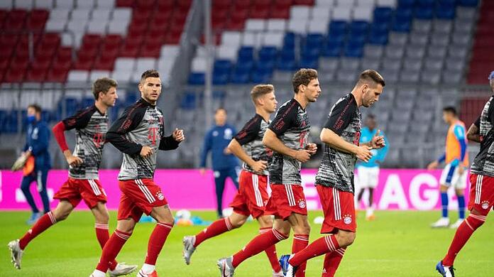 Thomas Müller (l-r), Lucas Hernandez, Joshua Kimmich, Leon Goretzka, Niklas Süle und Jerome Boateng wärmen sich vor einem Spiel auf.