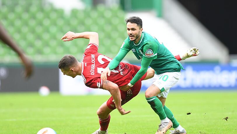 Leonardo Bittencourt (l) setzte sich mit Werder Bremen souverän gegen Fortund Düsseldorf durch.