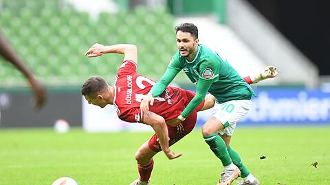 Leonardo Bittencourt (l) setzte sich mit Werder Bremen souverän gegen Fortund Düsseldorf durch.