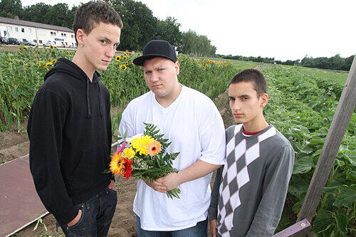 Trauernde Freunde: Alex (16), Alex (17) und Daniel (15, von links).