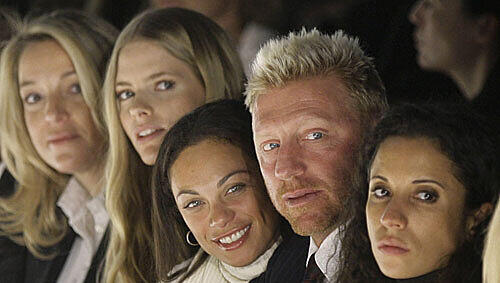 Boris Becker in Reihe 1 – neben seiner Lilly. Boris Becker in Reihe 1 – neben seiner Lilly.