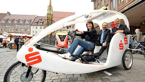 Umweltfreundlich, schnell und überaus bequem: Fahrerin Olga mit Otfried Bürger (li.), PR-Referent der Stadtsparkasse, und Umweltreferent Peter Pluschke beim Probesitzen im „Velotaxi“. Umweltfreundlich, schnell und überaus bequem: Fahrerin Olga mit Otfried Bürger (li.), PR-Referent der Stadtsparkasse, und Umweltreferent Peter Pluschke beim Probesitzen im „Velotaxi“.