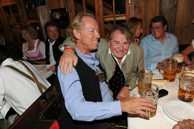 Werner Mang und Fritz Wepper genießen die bayerische Gemütlichkeit in vollen Zügen.