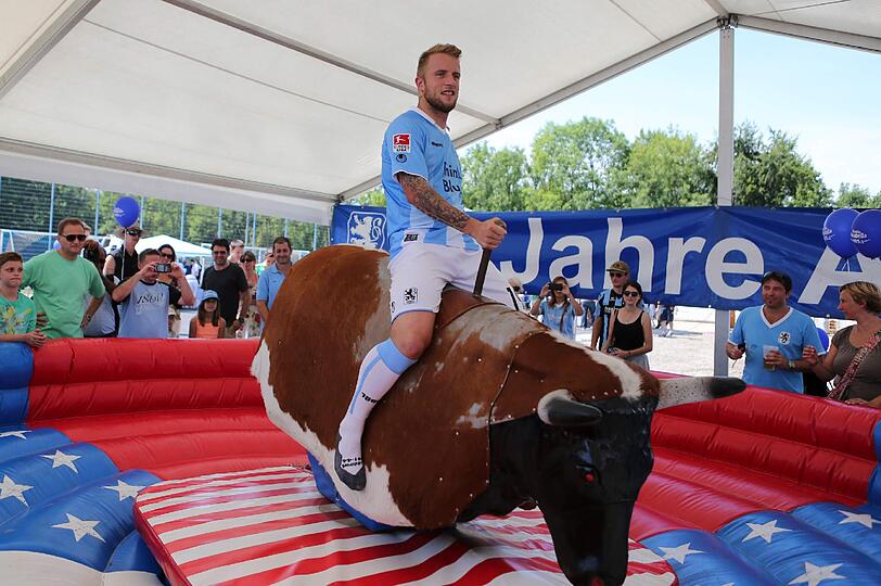 Daniel Adlung beim "Bullriding" und Moritz Volz beim Crepes kochen: Nach dem denkbar knappen Pokalerfolg am Freitag gegen Heidenheim, standen am Sonntag beim Fanfest der Löwen die Sechziger-Fans im Mittelpunkt. Die besten Bilder!