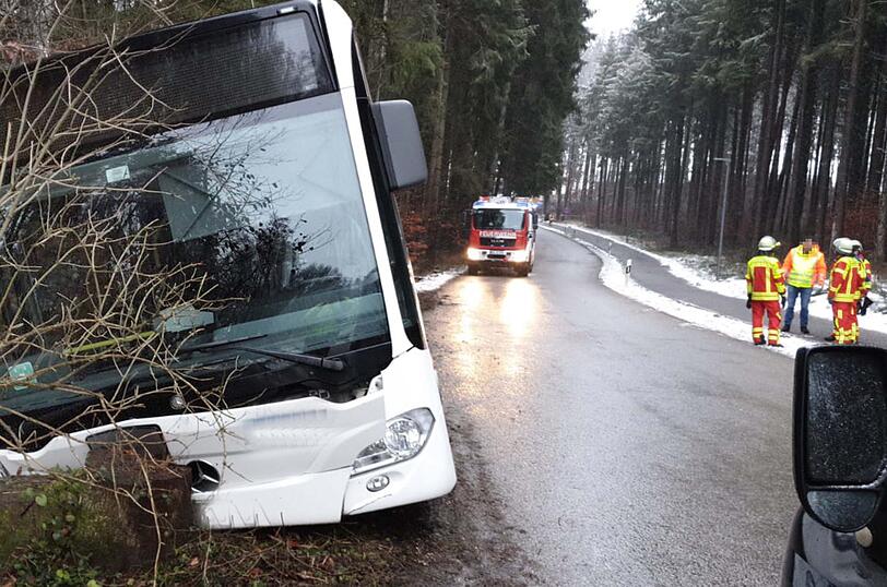 Am Mittwoch ist ein Schulbus von der Straße abgekommen und gegen einen Baumstumpf geprallt.