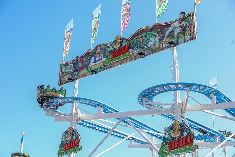 Ganz schön zackig geht es bei der Drehachterbahn Heidi &ndash; The Coaster mit einem Boost Lift auf 13 Meter Höhe. Das ist kein gemütliches Gegondel, bei dem der Fahrgast seinen Blick über die Festwiese schweifen lassen kann. Vier Mutige können in der Dreh-Achterbahn sitzen, die sich auf 430 Metern Schienenlänge in die Kurve legt &ndash; und das bei einer Geschwindigkeit bis zu 58 Kilometern pro Stunde. Weil bis zu vier Personen in den Drehgondeln Platz haben, können sich Ängstliche oder kleine, mutige Fahrgäste rechts und links die Schweißhändchen halten lassen. (Fahrpreis: 7/5 Euro).